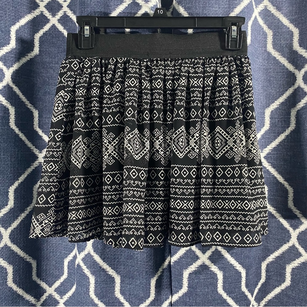 Geometric Pattern Flowy Skirt - Picture 2 of 5